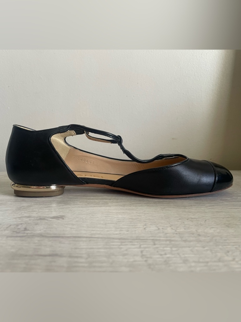 Pre-Owned Authentic 2012 CHANEL Black Leather T-Strap Ballet Flat w/ Gold Accent - Picture 10 of 12